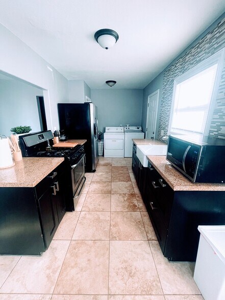 kitchen - 292 E 42nd St