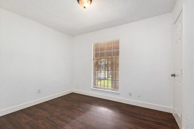 Building Photo - 8630 Valley S Dr