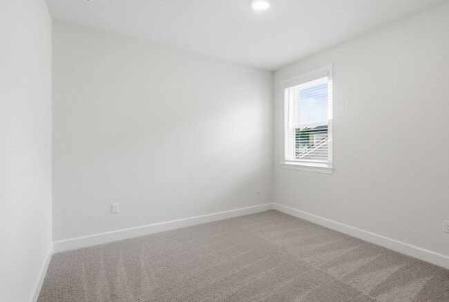 Building Photo - 1061 Sycamore Ests