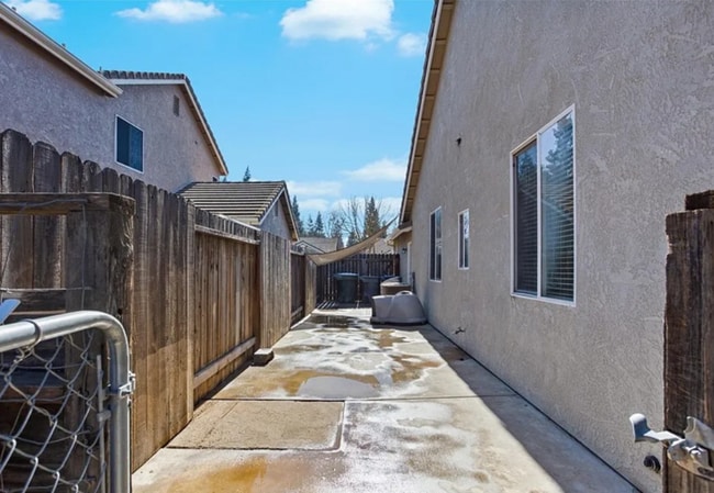 Building Photo - 2085 Pinehurst Ct