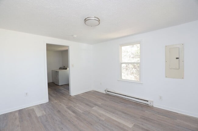 Building Photo - *MOVE IN SPECIAL*-Charming & Fully Updated...