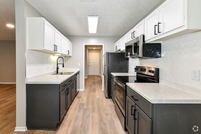 Kitchen with two-toned cabinets - Avana Chase