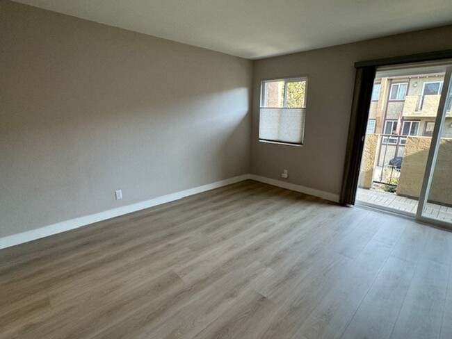 Building Photo - Designer Executive Townhome in Signal Hill