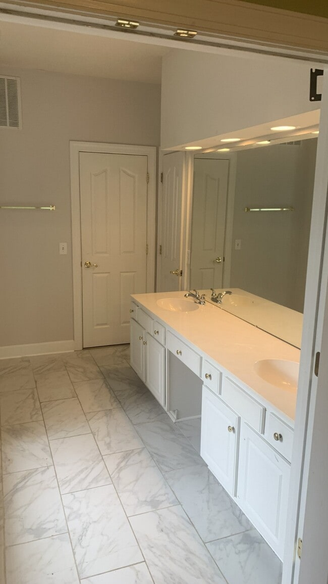 Building Photo - 11106 Knight Castle Dr