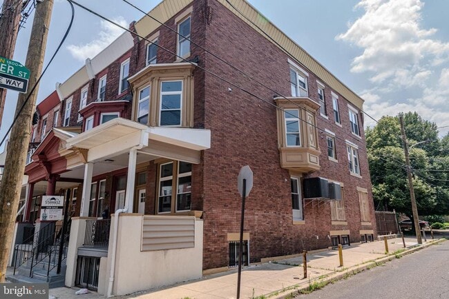 Primary Photo - 1920 W Berks St