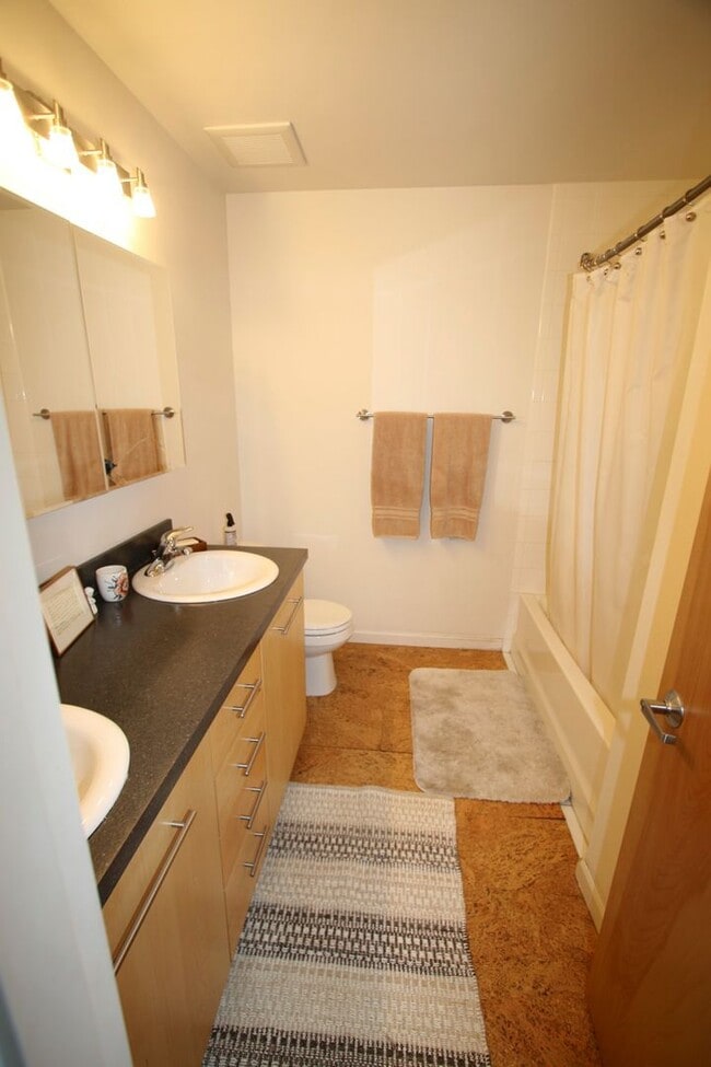 Building Photo - 3 Bedroom Townhouse!