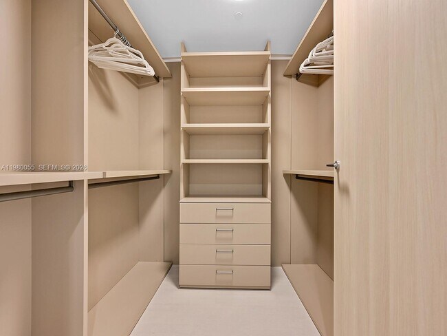 Building Photo - 1000 Brickell Plaza