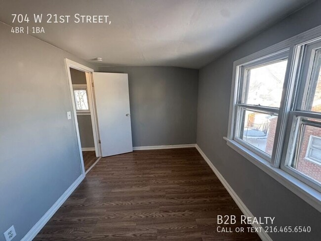 Building Photo - 704 W 21st St