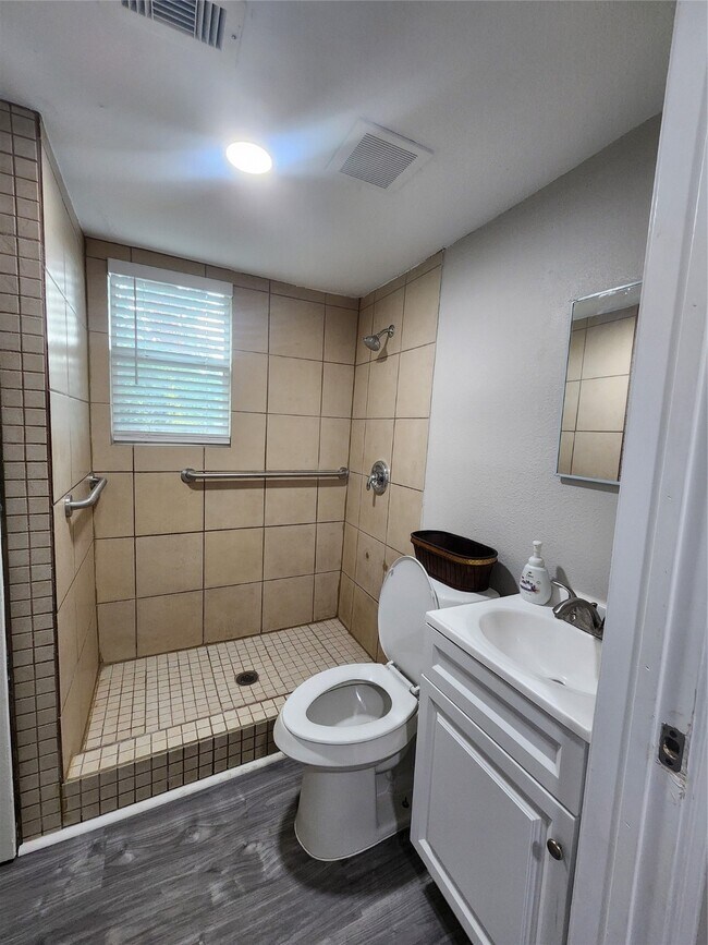 Building Photo - 6203 Hoffman St