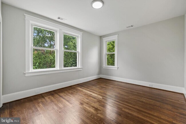 Building Photo - 3551 Hertford Pl NW