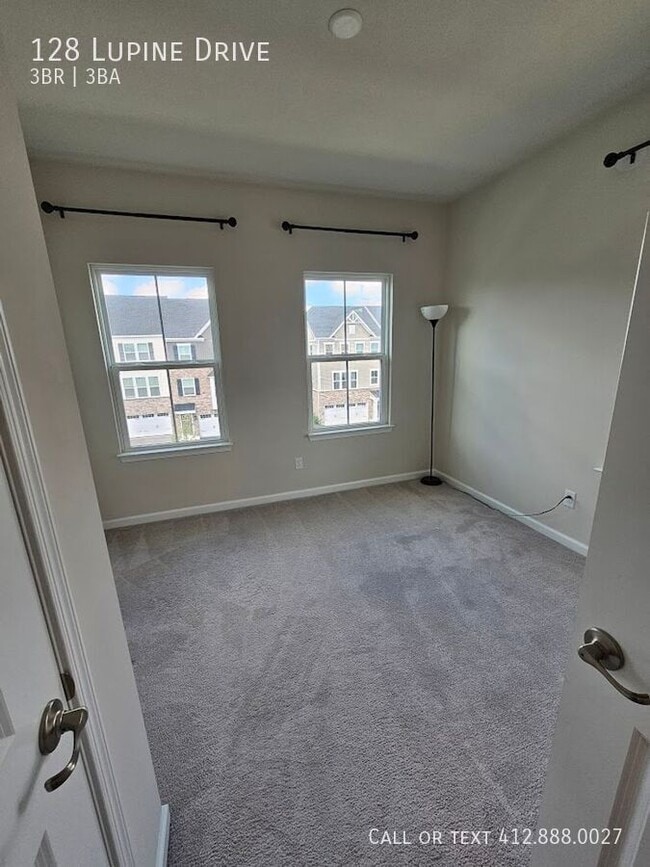 Building Photo - 128 Lupine Dr