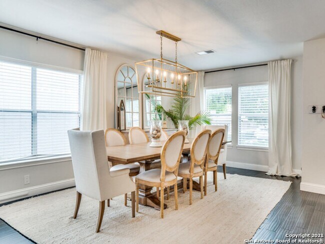 Building Photo - BEAUTIFULLY RENOVATED 4-BEDROOM HOME IN HUNTINGTON PLACE