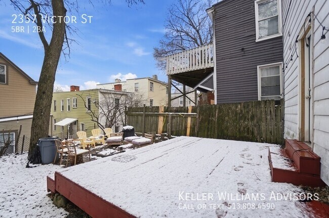 Building Photo - 2357 Victor St