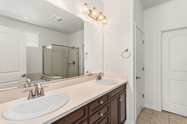 Building Photo - Gorgeous home in Roseville!