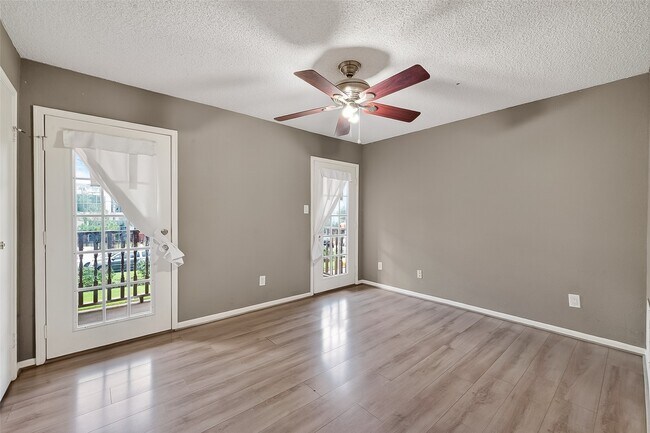 Building Photo - 10615 Briar Forest Dr