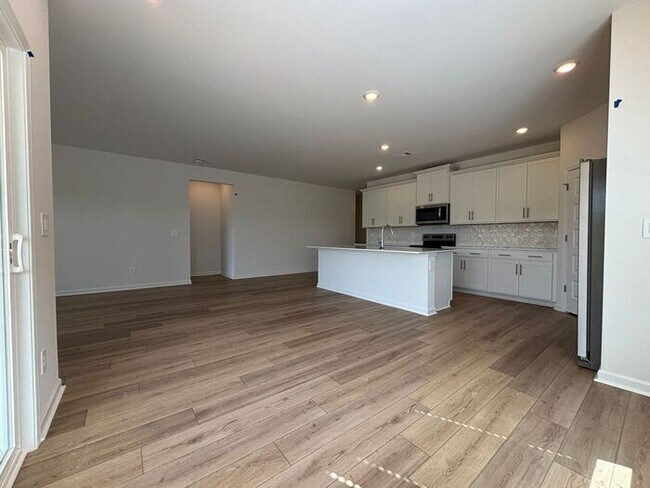 Building Photo - MOVE IN SPECIAL