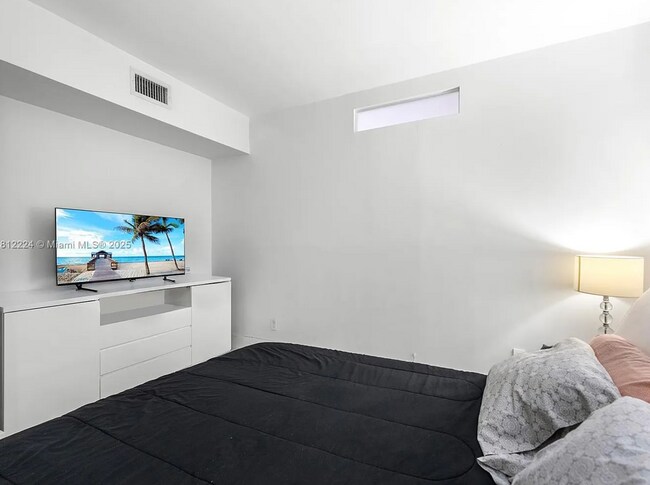 Building Photo - Fully renovated 2/2 in Sunny Isles Beach