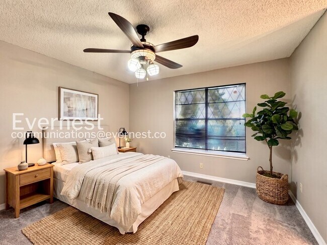 Building Photo - 4 Bed/2.5 Bath Home with Fenced Yard & Garage / Available Now!