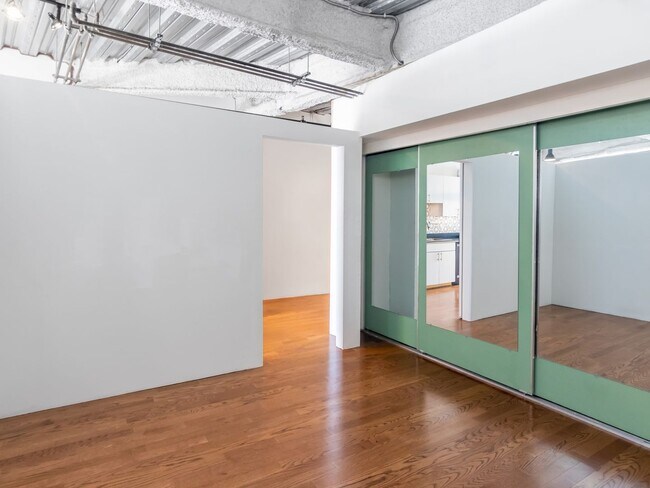 Building Photo - Top Floor 1 Bedroom Loft in Los Angeles