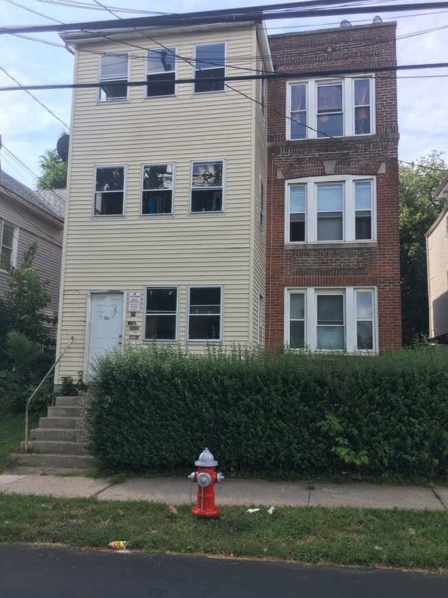 Building Photo - 24 Oak St