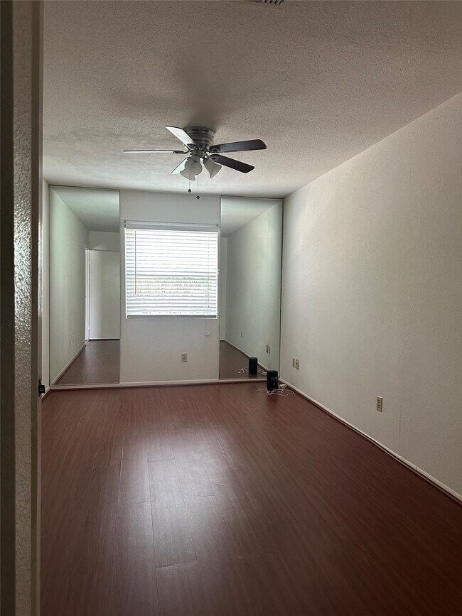 Building Photo - 744 Memorial Mews St