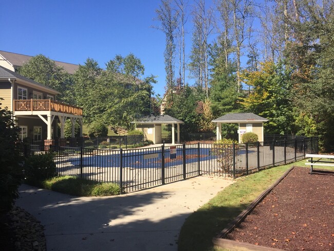 Building Photo - Spacious Condo off Hendersonville Rd