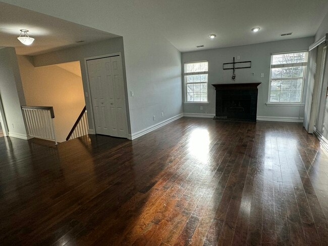 Building Photo - 42891 Richmond Dr