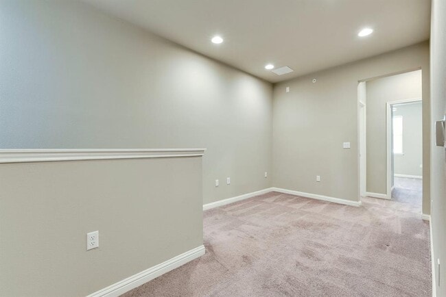 Building Photo - 13800 Lyndhurst St