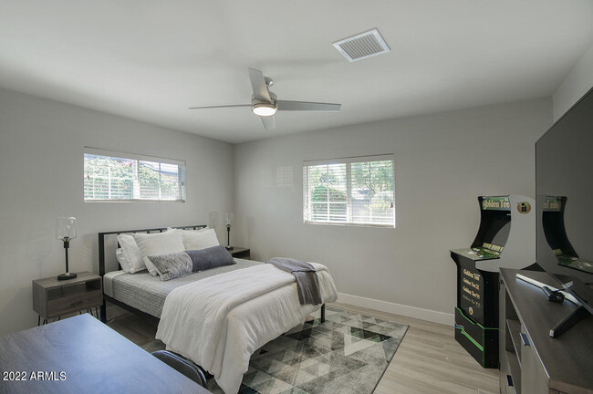Building Photo - 4233 E Mulberry Dr
