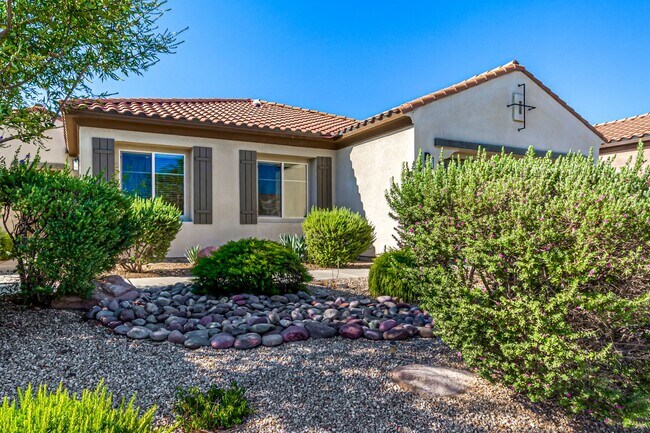 Building Photo - Anthem Highlands home with energy saving u...