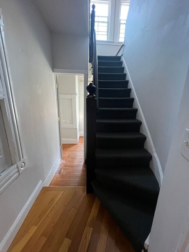 Building Photo - FG Rooms and Short Term Rentals