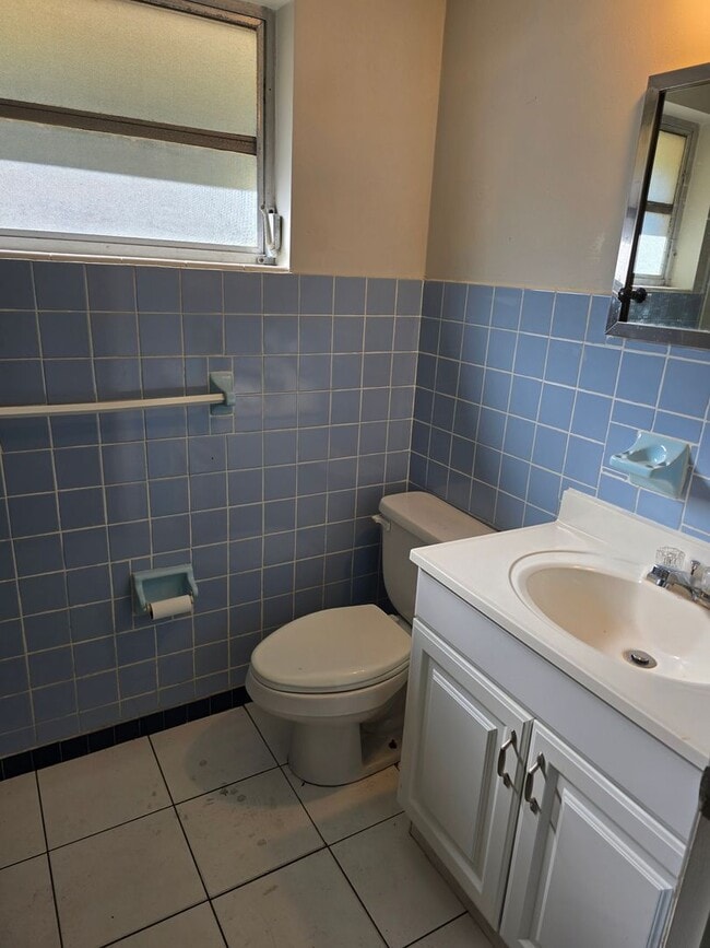 Building Photo - Adorable 2/1.5 in Beverly Hills!!!