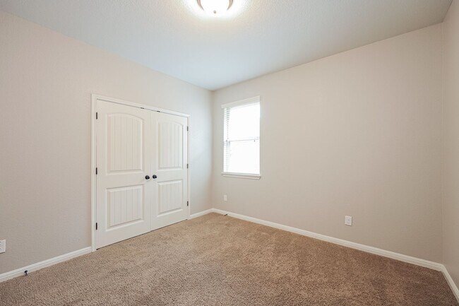 Building Photo - 5 Bedrooms and 3+ Living Spaces!