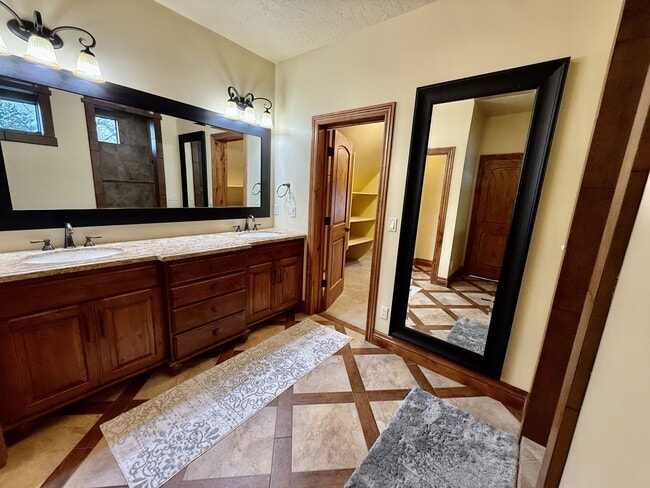 Building Photo - 6819 S Greenfield Way