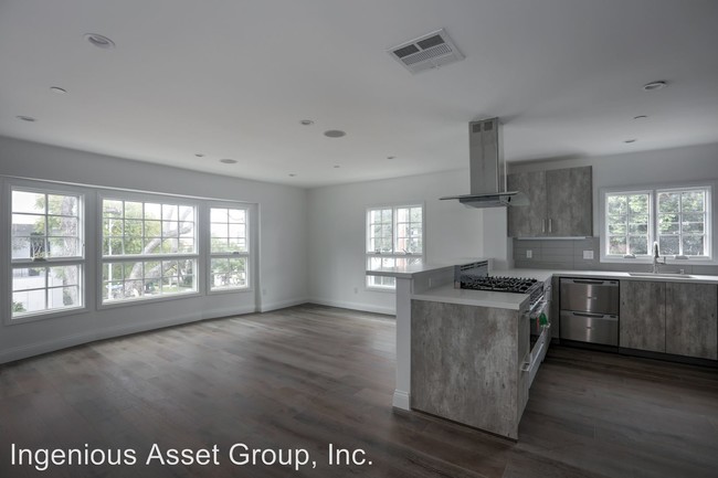 Interior Photo - 1105-1109 Alta Loma Rd