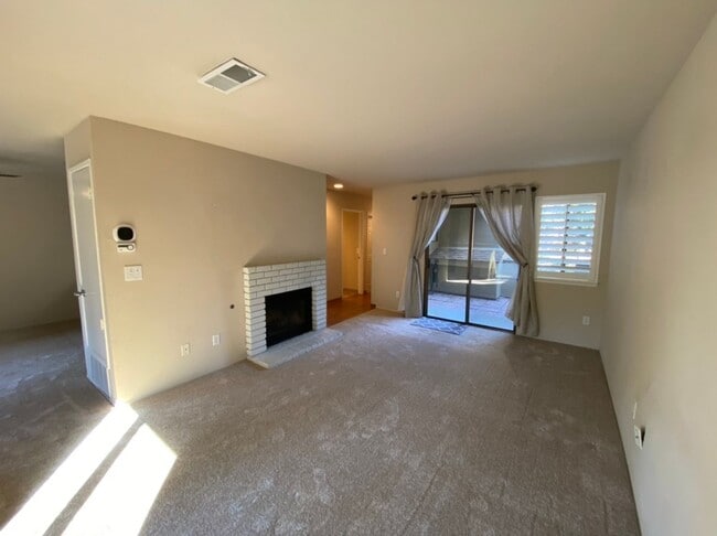 Building Photo - Two bedroom condo in Gated Community with ...