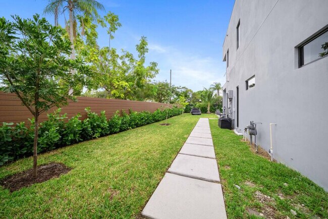 Building Photo - 601 NE 16th Ave