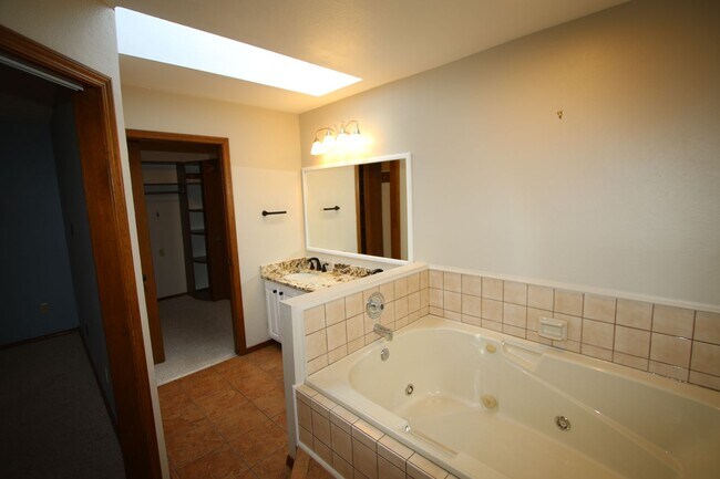 Building Photo - 4 Bedroom Eagle River Home!