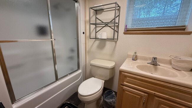 Building Photo - 3 Bed, 2.5 Bath - Beautifully Updated Down...