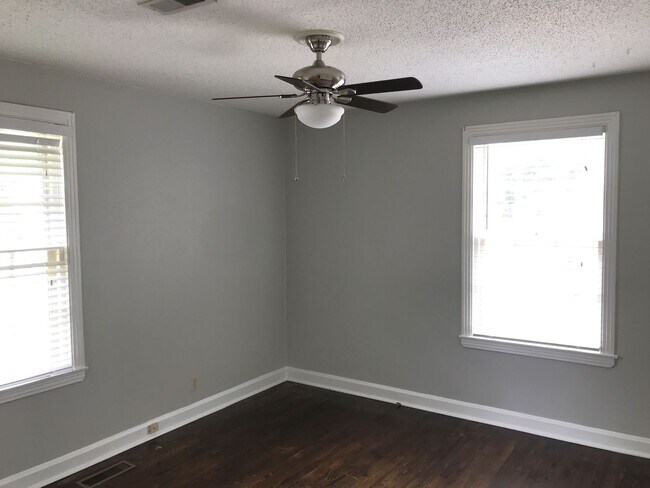 Building Photo - 3-Bedroom 2-Bath Home in Prime West Nashvi...