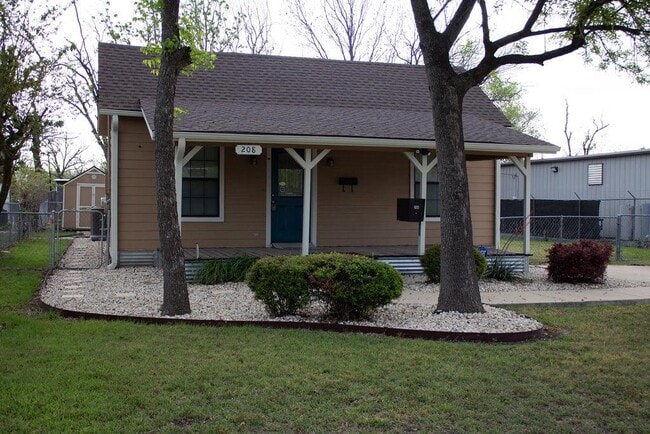 Building Photo - 208 Shaw St