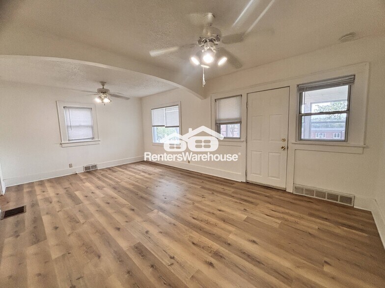 Building Photo - 1229 Merle Hay Rd