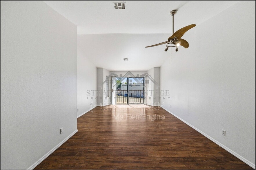 Building Photo - 653 W Guadalupe Rd