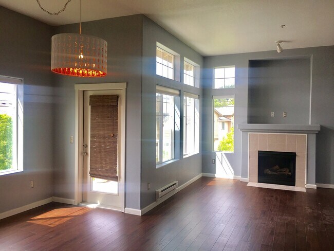 Building Photo - Gorgeous 2BD Condo in Desirable Progress Ridge Location!  High End Finishes, Great View!