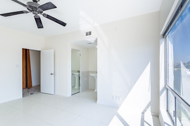 Building Photo - 1302 Marina Bay Dr