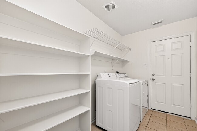 Building Photo - 10 Druids Glen Pl