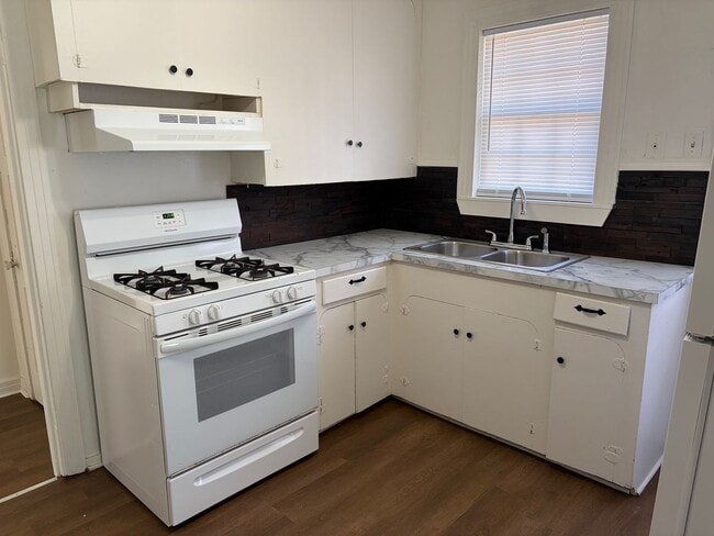 Building Photo - Remodeled 3BR/1BA in Broadmoor