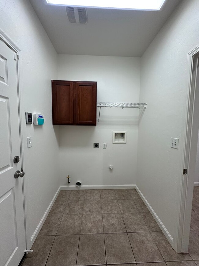 Building Photo - SW Visalia Home coming soon!!