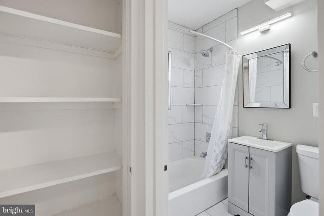 Building Photo - 422 Burbank St SE