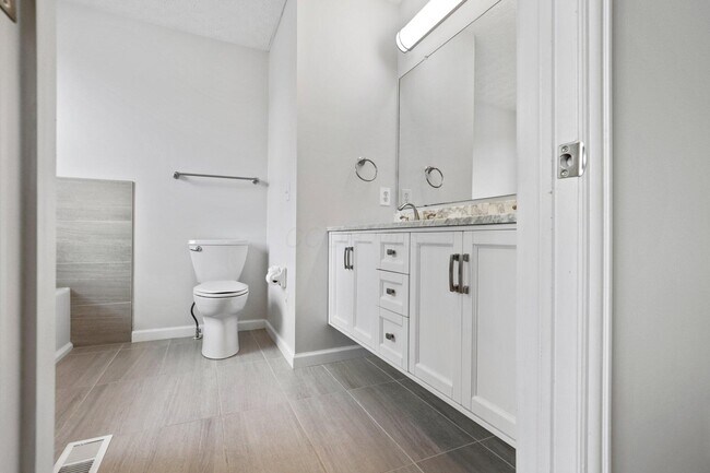 Building Photo - 5998 Blaverly Dr